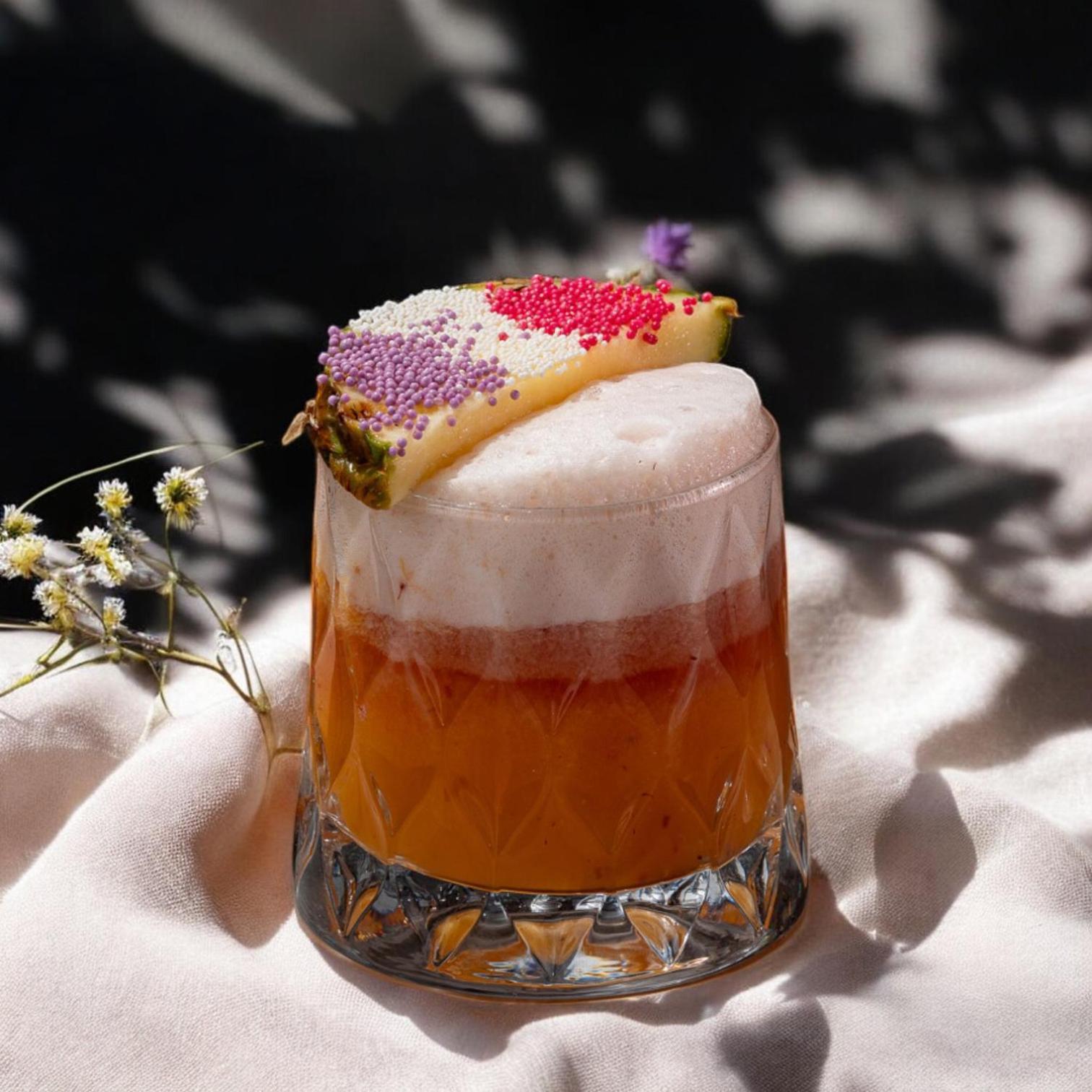 Stayso The House Hotel 이스탄불 외부 사진 A pineapple upside down cocktail